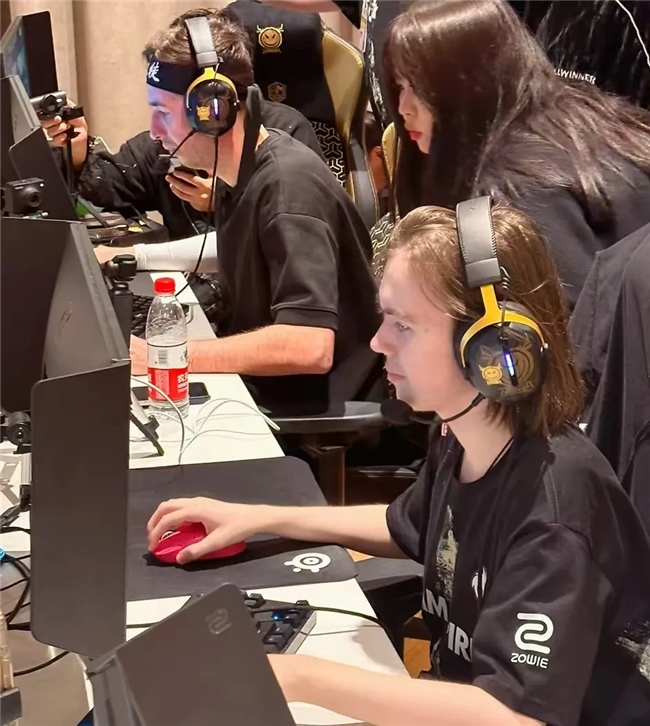 LCS赛区的100 Thieves战队今天官宣了教练组大名单